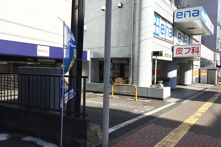 ビルの裏側に提携駐車場があります