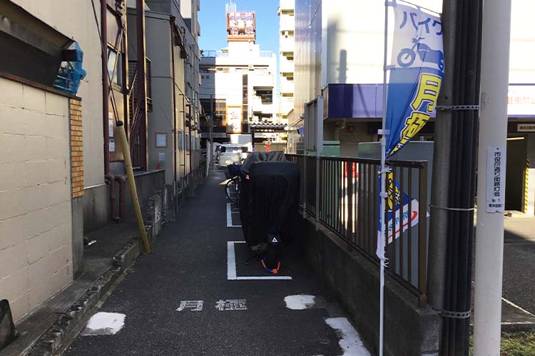 駐車場とクリニックの行き来はこちらの小道をご利用いただけます
