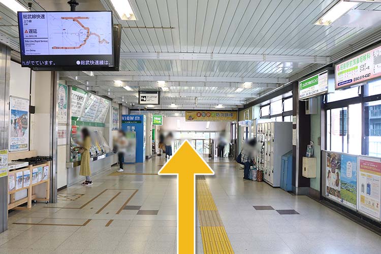この通りを直進します