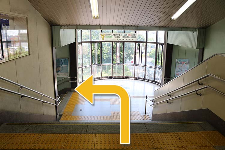 階段を下りて左折しさらに階段を下ります