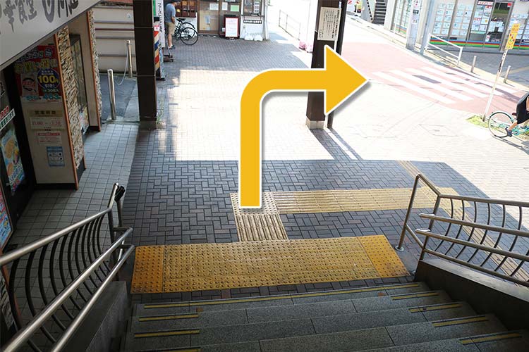 階段を下りたら右折します