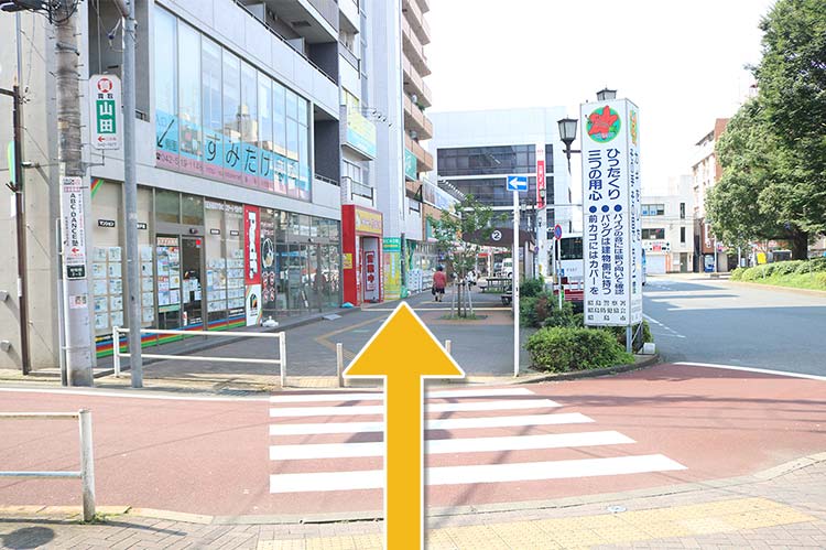 この通りを直進します