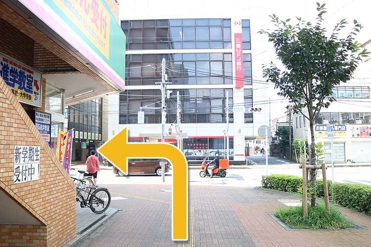 交差点を左折します