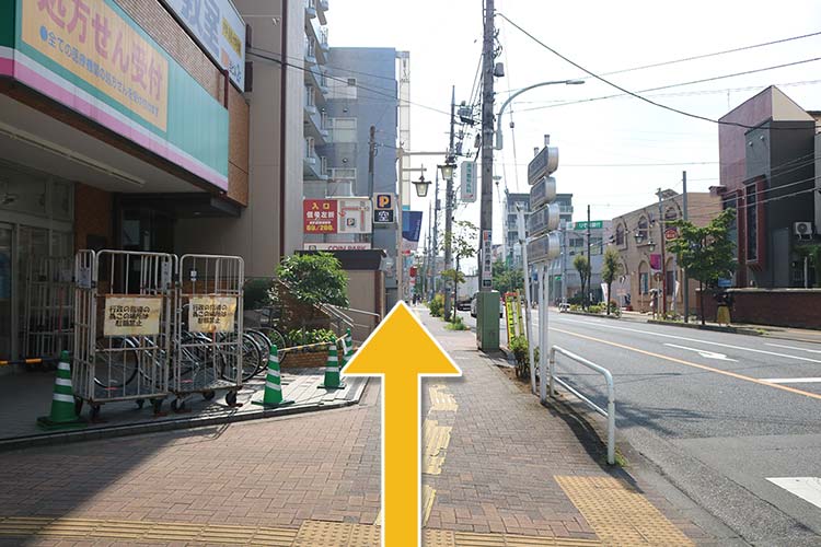 この通りを直進します