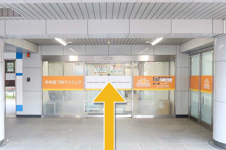 こちらからビルにお入りください